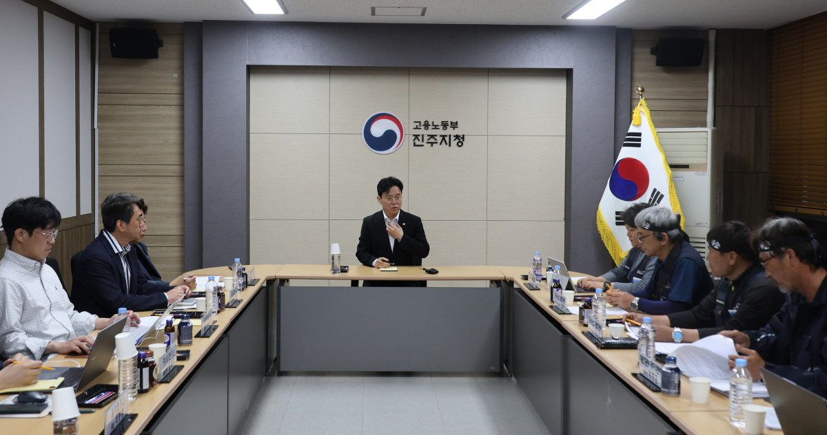 ▲김영훈 고용노동부 장관이 28일 오후 경남 진주시 고용노동부 진주지청에서 열린 화물연대와 BGF로지스의 4차 교섭에 참석해 발언하고 있다. (연합뉴스)