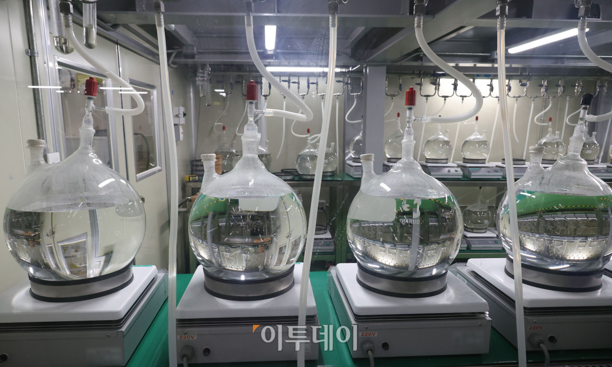 ▲23일 대전 삼양바이오팜 MD공장에서 중합 공정에 투입하기 전 봉합원사 원료를 보관 조건에 맞춰 유지 및 관리하고 있다. 고이란 기자 photoeran@