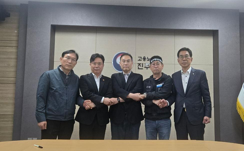 ▲화물연대•BGF로지스 잠정합의서 서명식 (사진제공= 민주노총 공공운수노조 화물연대본부)