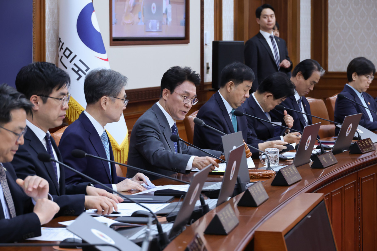 ▲김민석 국무총리가 29일 서울 종로구 정부서울청사에서 열린 임시국무회의 겸 비상경제본부회의에서 개회 선언을 하고 있다. (연합뉴스)