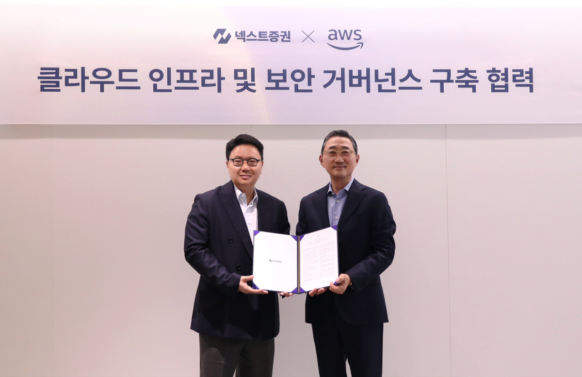▲29일 넥스트증권에 따르면 김승연 넥스트증권 대표이사(왼쪽)과 함기호 아마존웹서비스(AWS) 대표이사가 클라우드 인프라 및 보안 거버너스 구축 협력을 기념해 사진 촬영을 하고 있다. (제공=넥스트증권)