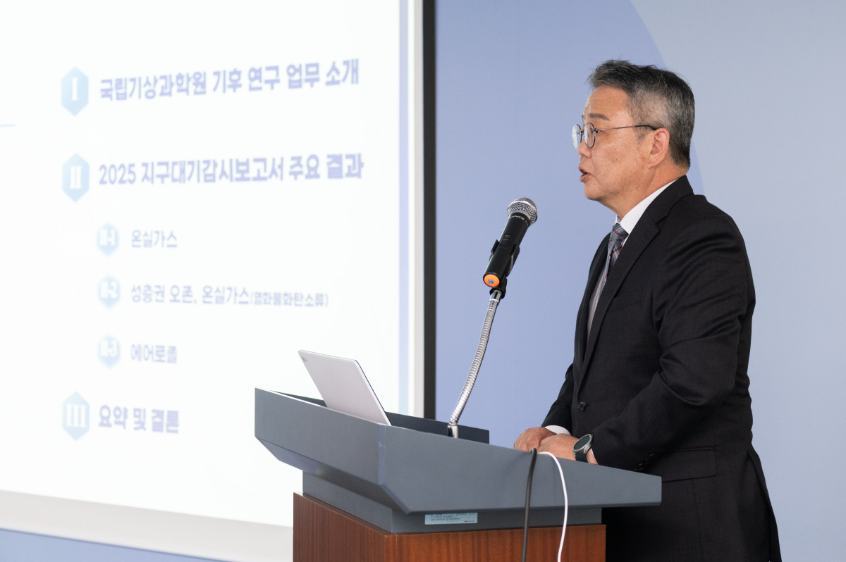 ▲강현석 기상청 국립기상과학원장이 28일 제주도 국립기상과학원에서 진행된 '상반기 언론인 기상정책 현장취재'에서 정책 브리핑을 하고 있다. (기상청)