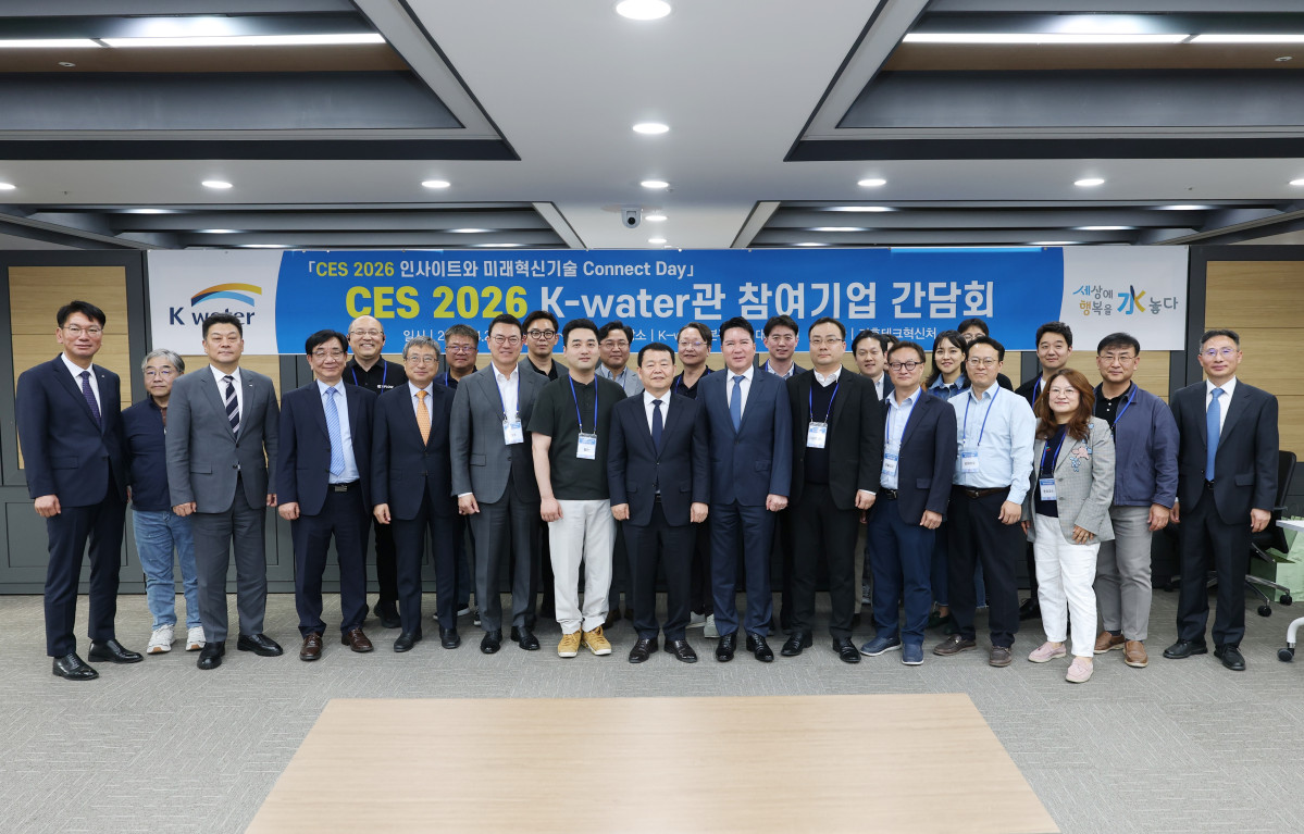 ▲4월 28일 대전 한국수자원공사 본사에서 CES 2026 참여기업 간담회가 열린 가운데, 주요 참석자들이 기념사진을 촬영하고 있다.(사진 앞줄 가운데 윤석대 한국수자원공사 사장) (한국수자원공사)
