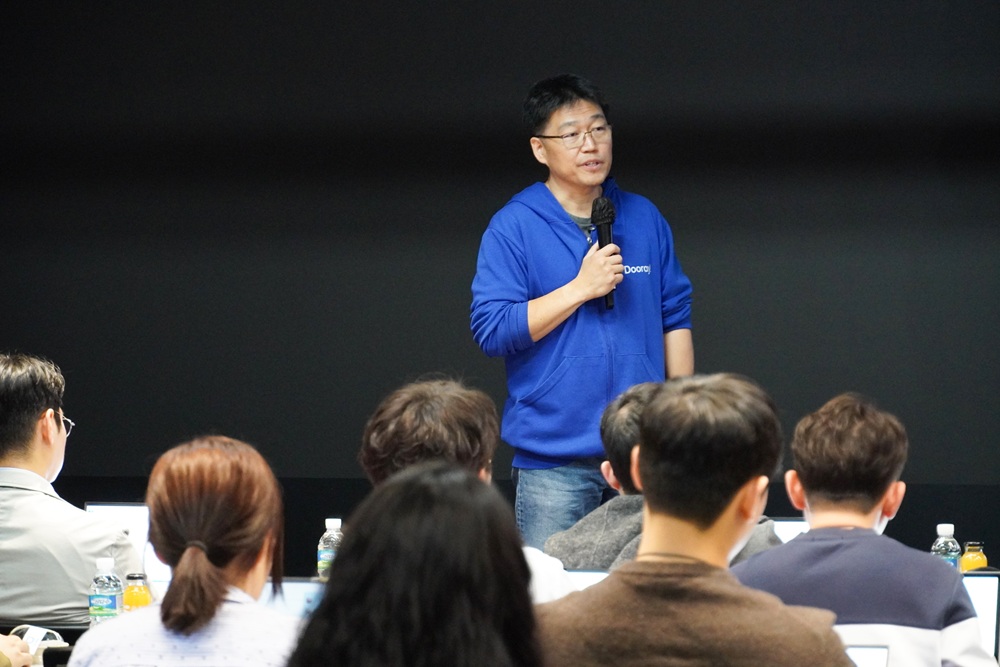 ▲NHN두레이 백창열 대표가 28일 판교 사옥에서 열린 기자 간담회에서 발표를 하고 있다. (사진제공=NHN두레이)