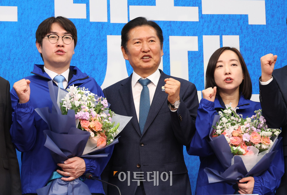 ▲하정우(왼쪽부터) 전 청와대 AI수석, 정청래 더불어민주당 대표, 전은수 전 청와대 대변인이 29일 서울 여의도 국회에서 민주당 인재영입식을 마치고 기념촬영을 하고 있다. 고이란 기자 photoeran@
