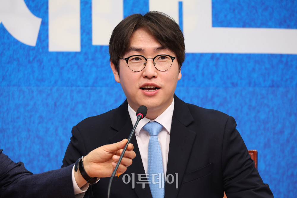 ▲하정우 전 청와대 AI수석이 29일 서울 여의도 국회에서 열린 민주당 인재영입식에서 인사말을 하고 있다. 고이란 기자 photoeran@
