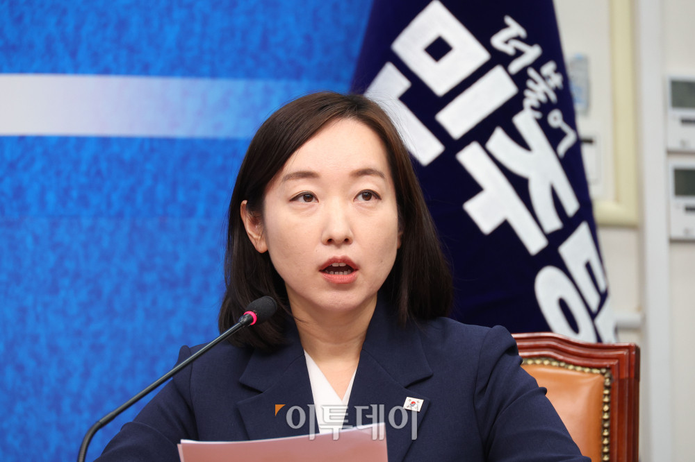 ▲전은수 전 청와대 대변인이 29일 서울 여의도 국회에서 열린 민주당 인재영입식에서 인사말을 하고 있다. 고이란 기자 photoeran@