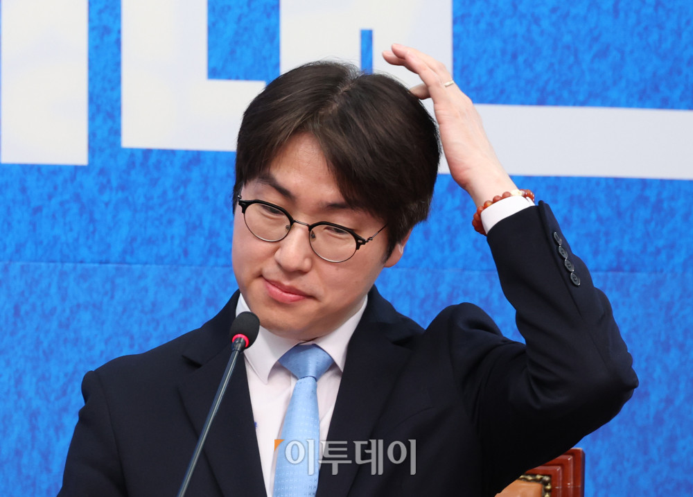 ▲하정우 전 청와대 AI수석이 29일 서울 여의도 국회에서 열린 민주당 인재영입식에 참석하고 있다. 고이란 기자 photoeran@