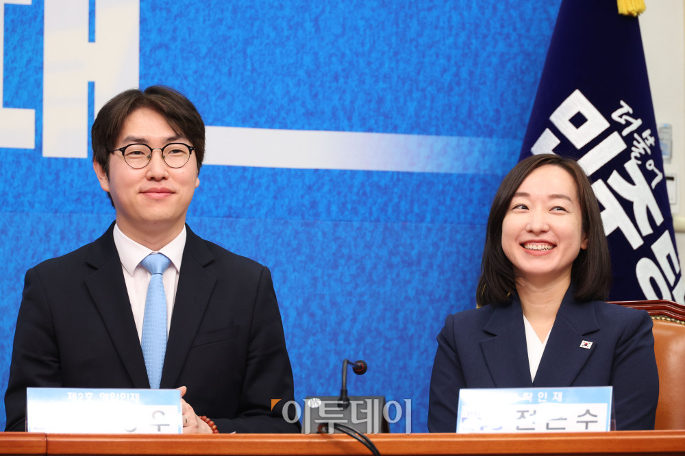 ▲하정우(왼쪽) 전 청와대 AI수석과 전은수 전 청와대 대변인이 29일 서울 여의도 국회에서 열린 민주당 인재영입식에 참석하고 있다. 고이란 기자 photoeran@