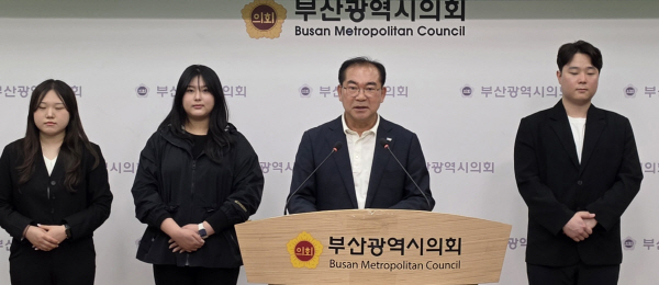 ▲조병길 사상구청장이 9일 부산시의회 브리핑룸에서 무소속 출마 기자회견을 하고 있다. (사진제공=부산시의회)