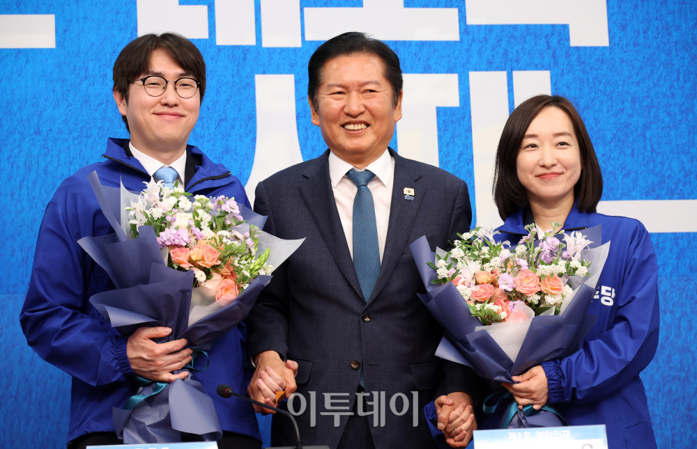 ▲하정우(왼쪽부터) 전 청와대 AI수석, 정청래 더불어민주당 대표, 전은수 전 청와대 대변인이 29일 서울 여의도 국회에서 민주당 인재영입식을 마치고 기념촬영을 하고 있다. 고이란 기자 photoeran@