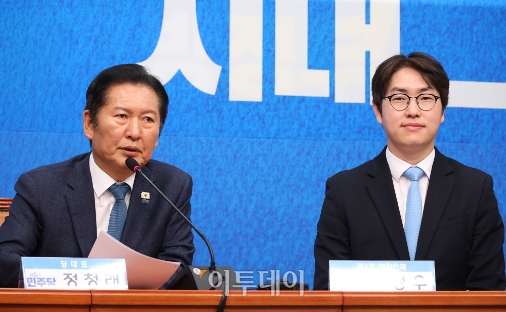 ▲정청래 더불어민주당 대표가 29일 서울 여의도 국회에서 열린 인재영입식에서 인사말을 하고 있다. 오른쪽은 하정우 전 청와대 AI수석. 고이란 기자 photoeran@