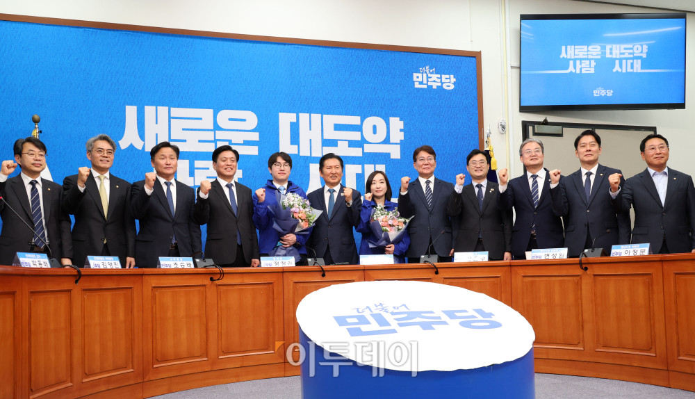 ▲하정우(왼쪽다섯번째 부터) 전 청와대 AI수석, 정청래 더불어민주당 대표, 전은수 전 청와대 대변인이 29일 서울 여의도 국회에서 민주당 인재영입식을 마치고 참석자들과 기념촬영을 하고 있다. 고이란 기자 photoeran@