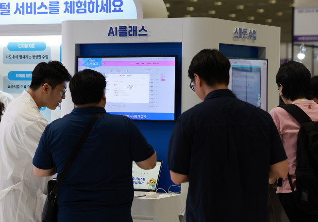 ▲지난해 8월 오전 서울 강남구 코엑스에서 열린 ‘2025 에듀플러스위크 미래교육박람회’에서 AI 클래스와 스마트 수업이 소개되고 있다. 2025.08.13. (뉴시스)