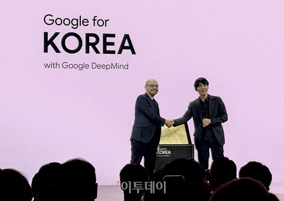 ▲데미스 하사비스 구글 딥마인드 공동 창업자 겸 최고경영자(CEO, 사진 왼쪽)가 29일 서울 중구 웨스틴 조선 서울에서 열린 '구글 포 코리아 2026'에서 이세돌 울산과학기술원(유니스트) 특임교수와 악수하고 있다. (사진=임유진 기자 newjena@)