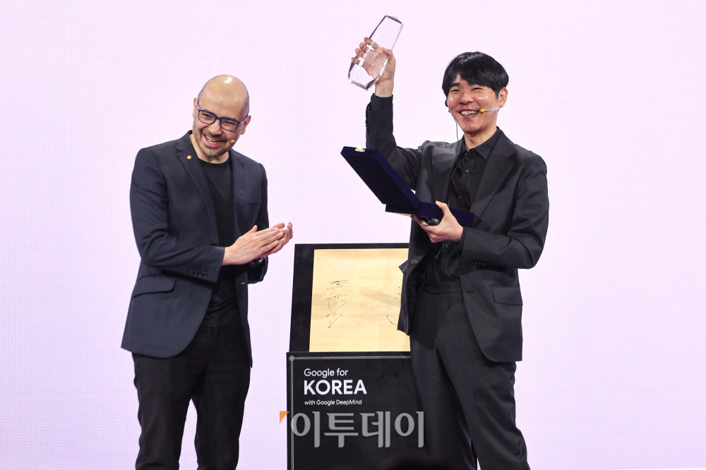 ▲데미스 하사비스 구글 딥마인드 공동창업자 및 CEO가 29일 오전 서울 중구 웨스틴조선호텔에서 열린 '구글 포 코리아 2026' 행사에서 이세돌 사범에게 감사패 전달식을 하고 있다. 2016년 알파고와 세기의 대결을 펼친 뒤 10년 만이다. 김예연 인턴기자 kimye@