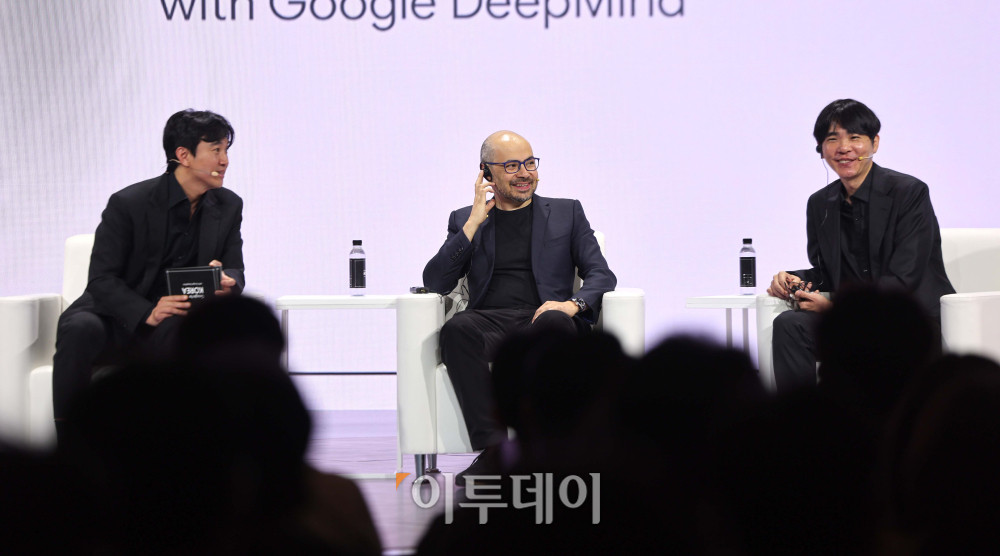 ▲데미스 하사비스 구글 딥마인드 공동창업자 및 CEO와 이세돌 사범이 29일 오전 서울 중구 웨스틴조선호텔에서 열린 '구글 포 코리아 2026' 행사에서 대담을 하고 있다. 2016년 알파고와 세기의 대결을 펼친 뒤 10년 만이다. 김예연 인턴기자 kimye@