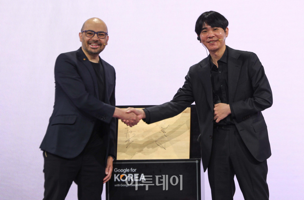 ▲데이스 하사비스 구글 딥마인드 공동 창업자 및 CEO(왼쪽)와 이세돌 사범(오른쪽)이 29일 서울 중구 웨스틴조선호텔에서 열린 '구글 포 코리아 2026' 행사에 참석해 바둑판에 서명한 뒤 기념촬영을 하고 있다. 김예연 인턴기자 kimye@