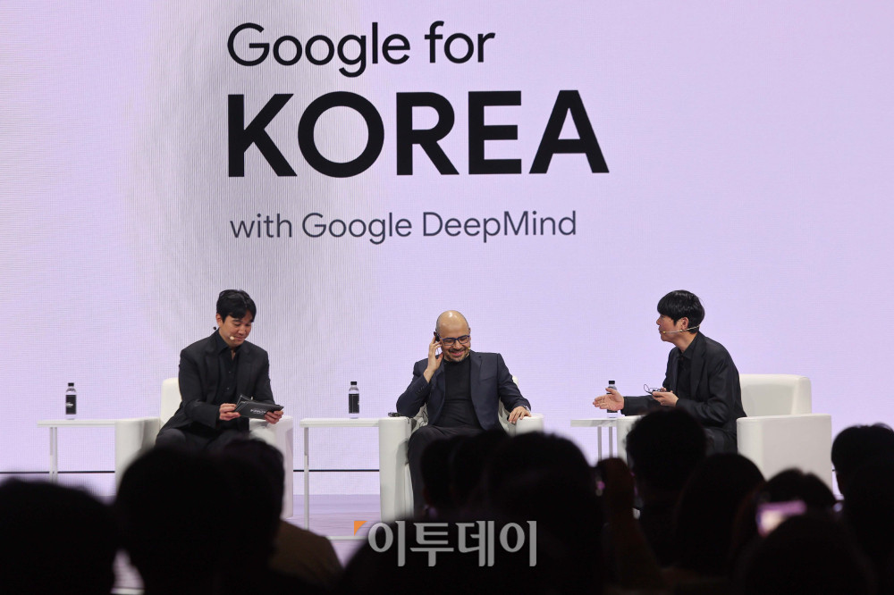 ▲데미스 하사비스 구글 딥마인드 공동창업자 및 CEO와 이세돌 사범이 29일 오전 서울 중구 웨스틴조선호텔에서 열린 '구글 포 코리아 2026' 행사에서 대담을 하고 있다. 2016년 알파고와 세기의 대결을 펼친 뒤 10년 만이다. 김예연 인턴기자 kimye@