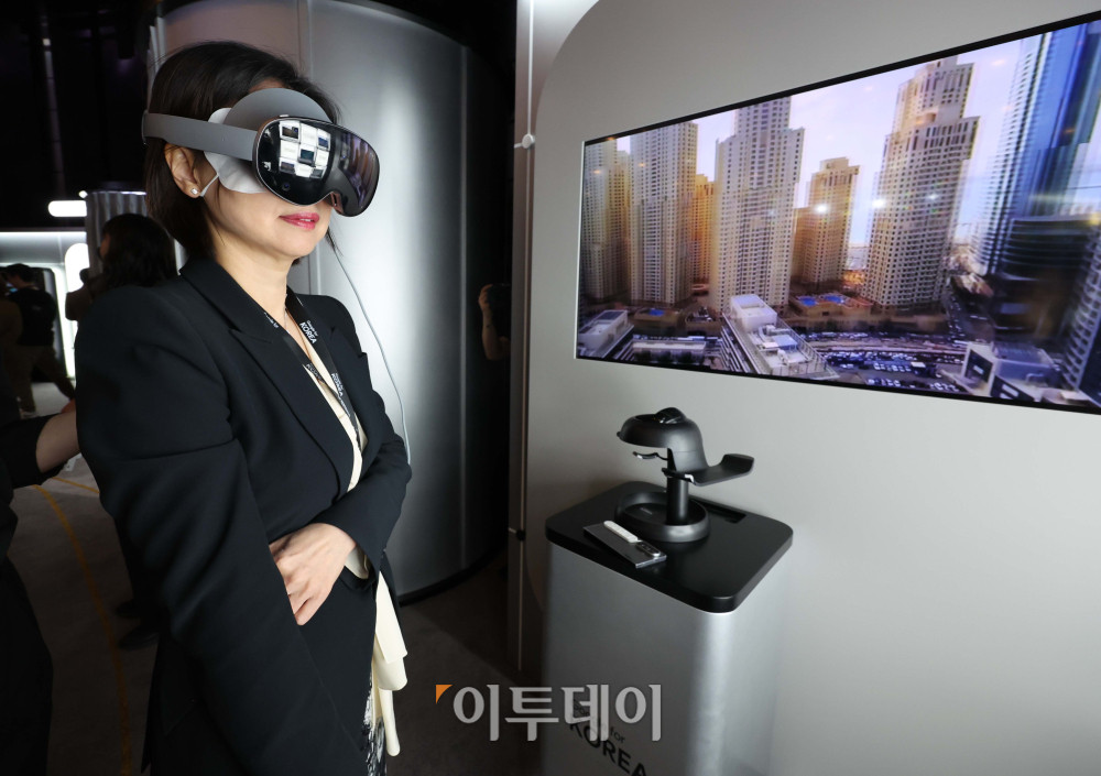 ▲29일 서울 중구 웨스틴 조선호텔에서 열린 '구글 포 코리아 2026' 행사에 앞서 데모존을 찾은 참가자들이 서비스 체험을 하고 있다. 김예연 인턴기자 kimye@