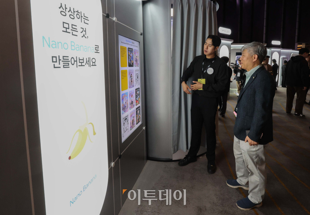 ▲29일 서울 중구 웨스틴 조선호텔에서 열린 '구글 포 코리아 2026' 행사에 앞서 데모존을 찾은 참가자들이 서비스 체험을 하고 있다. 김예연 인턴기자 kimye@