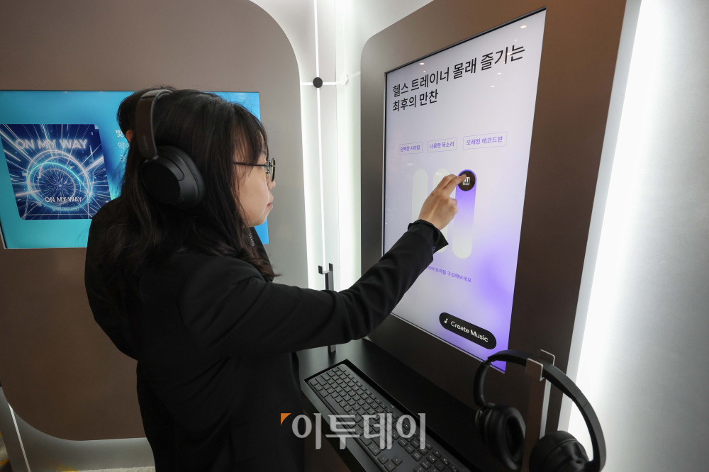 ▲29일 서울 중구 웨스틴 조선호텔에서 열린 '구글 포 코리아 2026' 행사에 앞서 데모존을 찾은 참가자들이 서비스 체험을 하고 있다. 김예연 인턴기자 kimye@