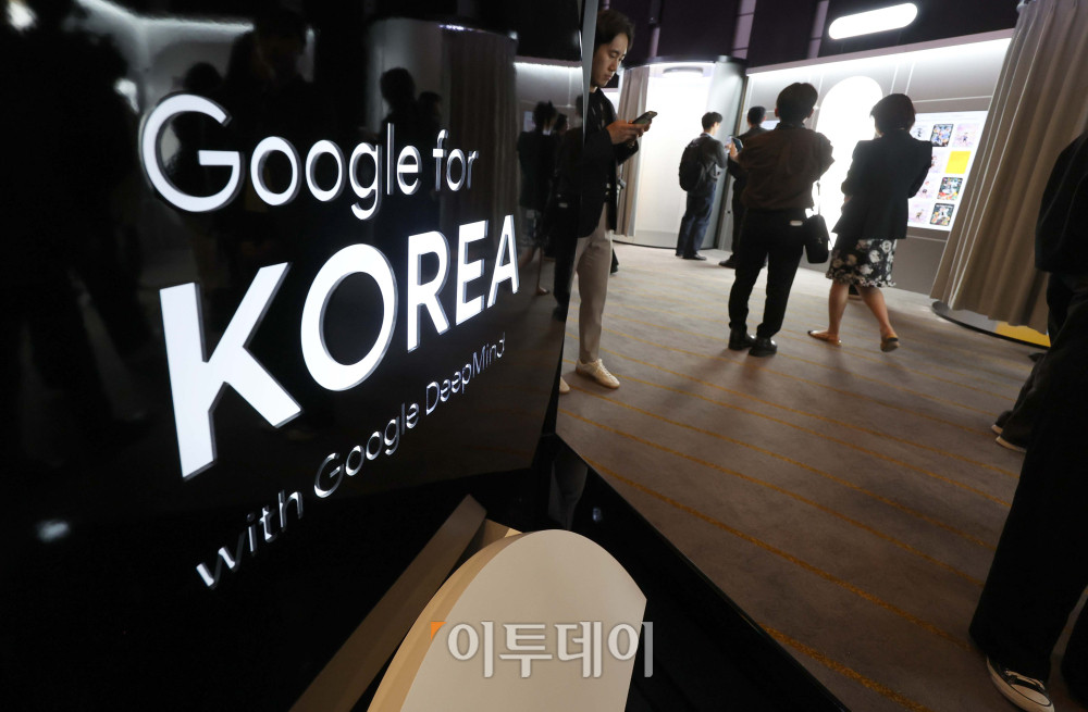 ▲29일 서울 중구 웨스틴 조선호텔에서 열린 '구글 포 코리아 2026' 행사에 앞서 데모존을 찾은 참가자들이 서비스 체험을 하고 있다. 김예연 인턴기자 kimye@