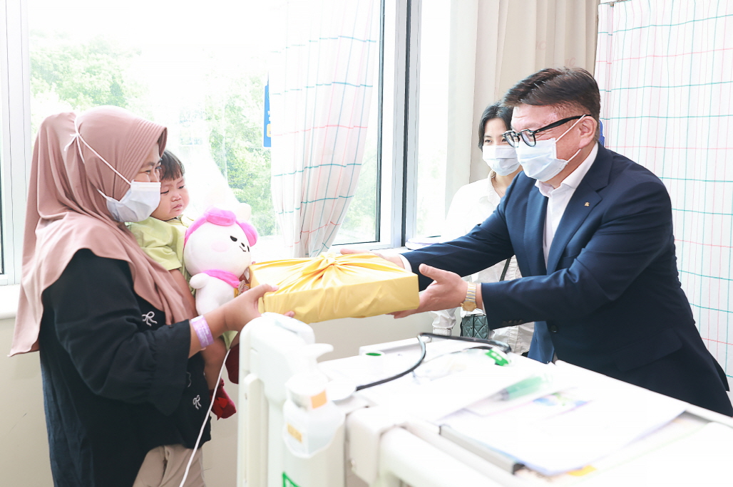 ▲KB국민은행이 28일 삼성서울병원과 협력해 인도네시아 심장병 어린이 5명을 국내로 초청해 수술 및 의료 지원을 제공했다. (사진제공=KB국민은행)