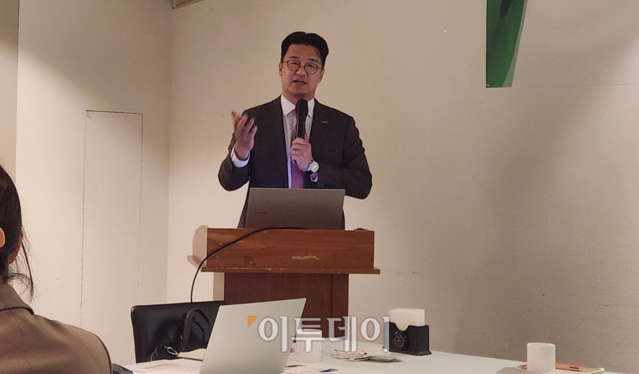 ▲이환철 엘앤씨바이오 회장은 28일 서울 중구 컨퍼런스하우스달개비에서 열린 기자간담회에서 세포외기질(ECM) 스킨부스터 ‘리투오’를 둘러싼 논란에 대한 입장을 밝혔다. (이상민 기자 imfactor@)