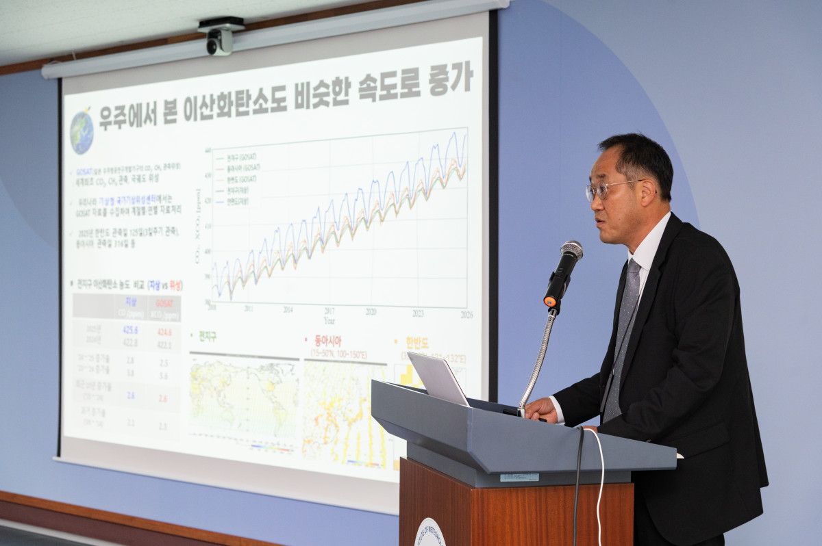 ▲김상백 기상청 국립기상과학원 지구대기감시연구 과장이 28일 제주도_국립기상과학원에서 진행된 상반기 언론인 기상정책_현장취재에서 정책 브리핑을 하고 있다. (기상청)