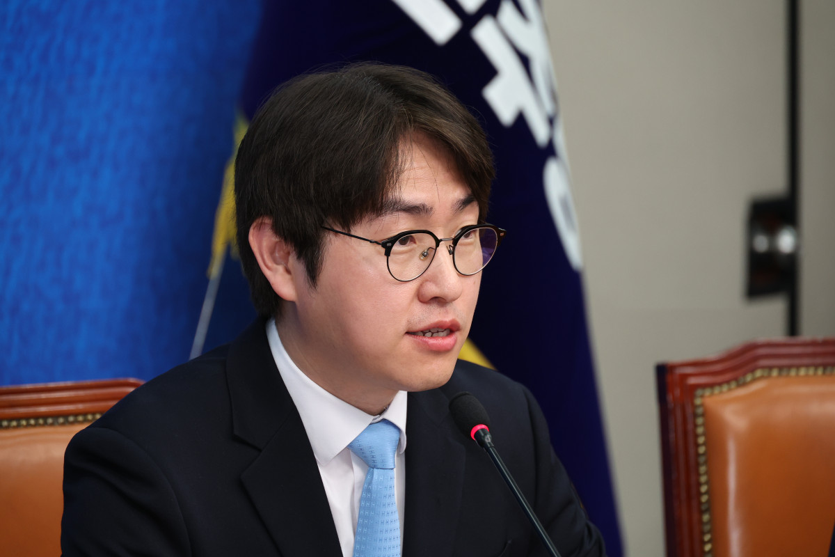 ▲하정우 전 청와대 AI미래기획수석이 29일 오전 서울 여의도 국회에서 열린 더불어민주당 2차 인재영입식에서 인사말을 하고 있다. (뉴시스)