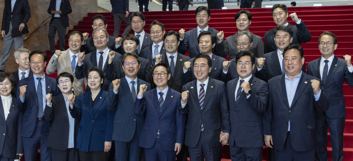 ▲더불어민주당 의원들이 28일 국회에서 열린 본회의를 마치고 6ㆍ3 지방선거 출마를 위해 의원직을 사퇴하는 박찬대 인천시장 후보(앞줄 오른쪽 두 번째), 박수현 충남지사 후보(앞줄 오른쪽 세 번째), 민형배 전남광주특별시장 후보(두 번째 줄 왼쪽 첫 번째), 김상욱 울산시장 후보(두 번째 줄 왼쪽 두 번째)와 기념 촬영을 하고 있다. (사진=연합뉴스)