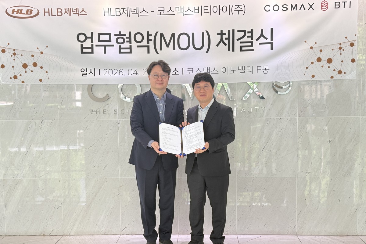 ▲HLB제넥스 김의중 대표이사(왼쪽)와 코스맥스비티아이 R&I유닛 박천호 연구원장이 엔자임(Enzyme) 적용 화장품 소재 개발 플랫폼 구축을 위한 업무협약(MOU) 체결 후 기념촬영을 하고 있다. (사진제공=HLB제넥스)