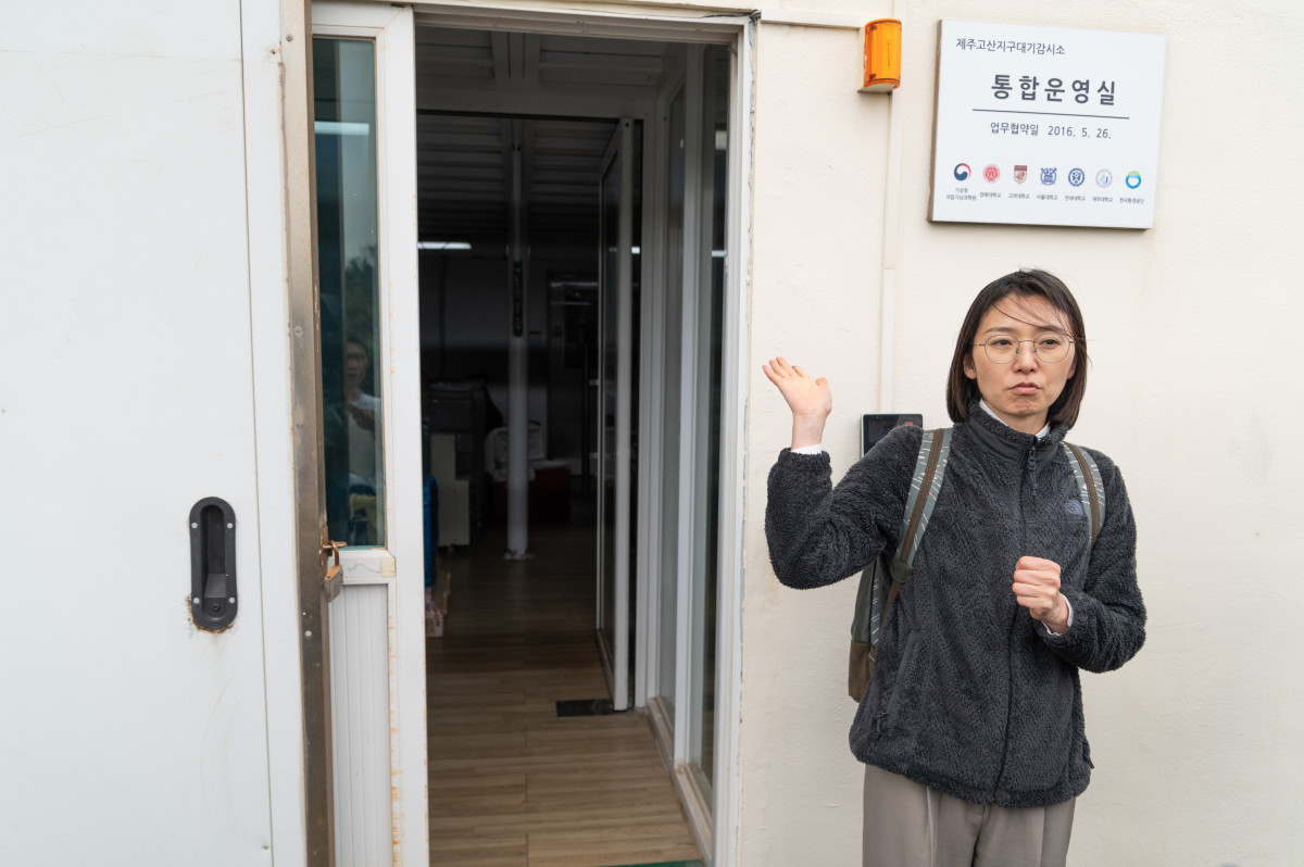 ▲29일 김수민 기상청 국립기상과학원 지구대기감시과 연구관은 제주 고산 지구대기감시소에서 진행된 ‘2026년 상반기 언론인 기상정책 현장취재’ 합성 온실가스 정밀 공간에 대해서 설명하고 있다. (기상청)