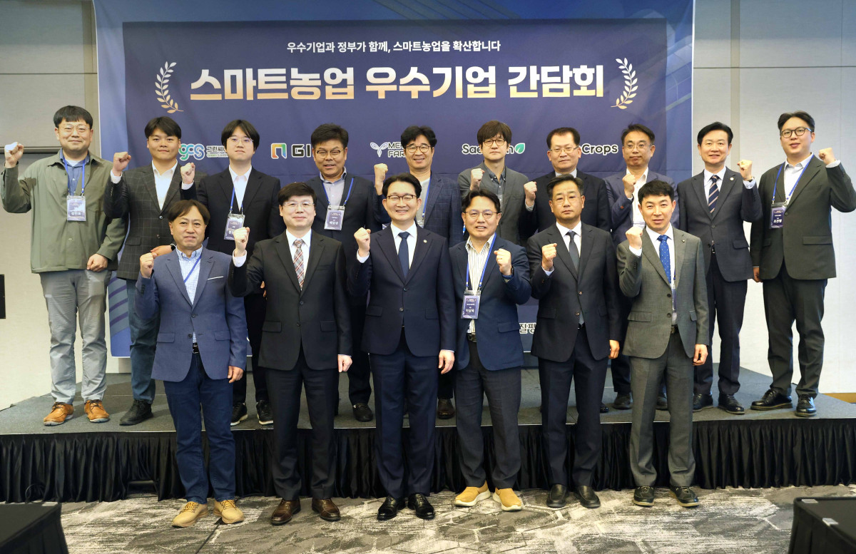 ▲김종구 농림축산식품부 차관(앞줄 왼쪽에서 세 번째)이 29일 그랜드 인터컨티넨탈 서울 파르나스에서 열린 ‘제1회 스마트농업 우수기업 간담회’에 참석해 경종·축산 분야 스마트농업 우수기업 15개사 관계자와 기념 촬영을 하고 있다. (사진제공=농림축산식품부)