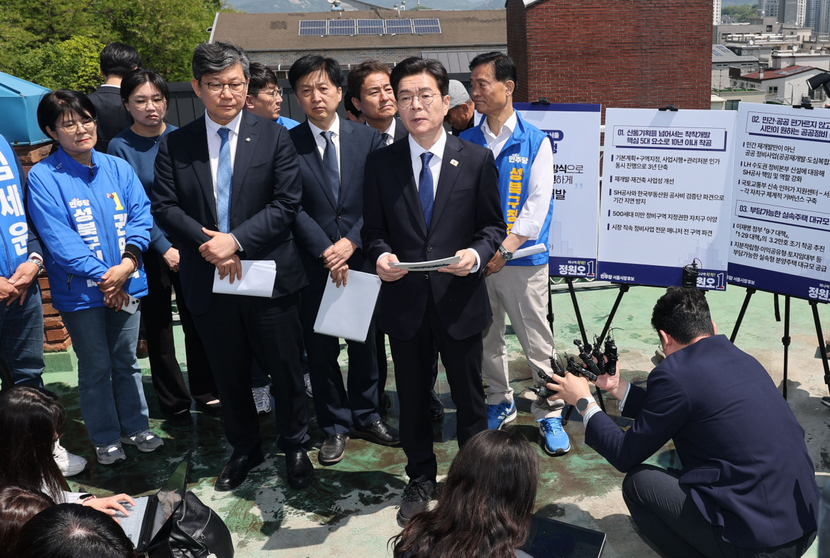 ▲더불어민주당 정원오 서울시장 후보가 29일 서울 성북구 장위 14주택 재개발구역을 둘러본 뒤 공약 발표를 하고 있다. 사진=연합뉴스
