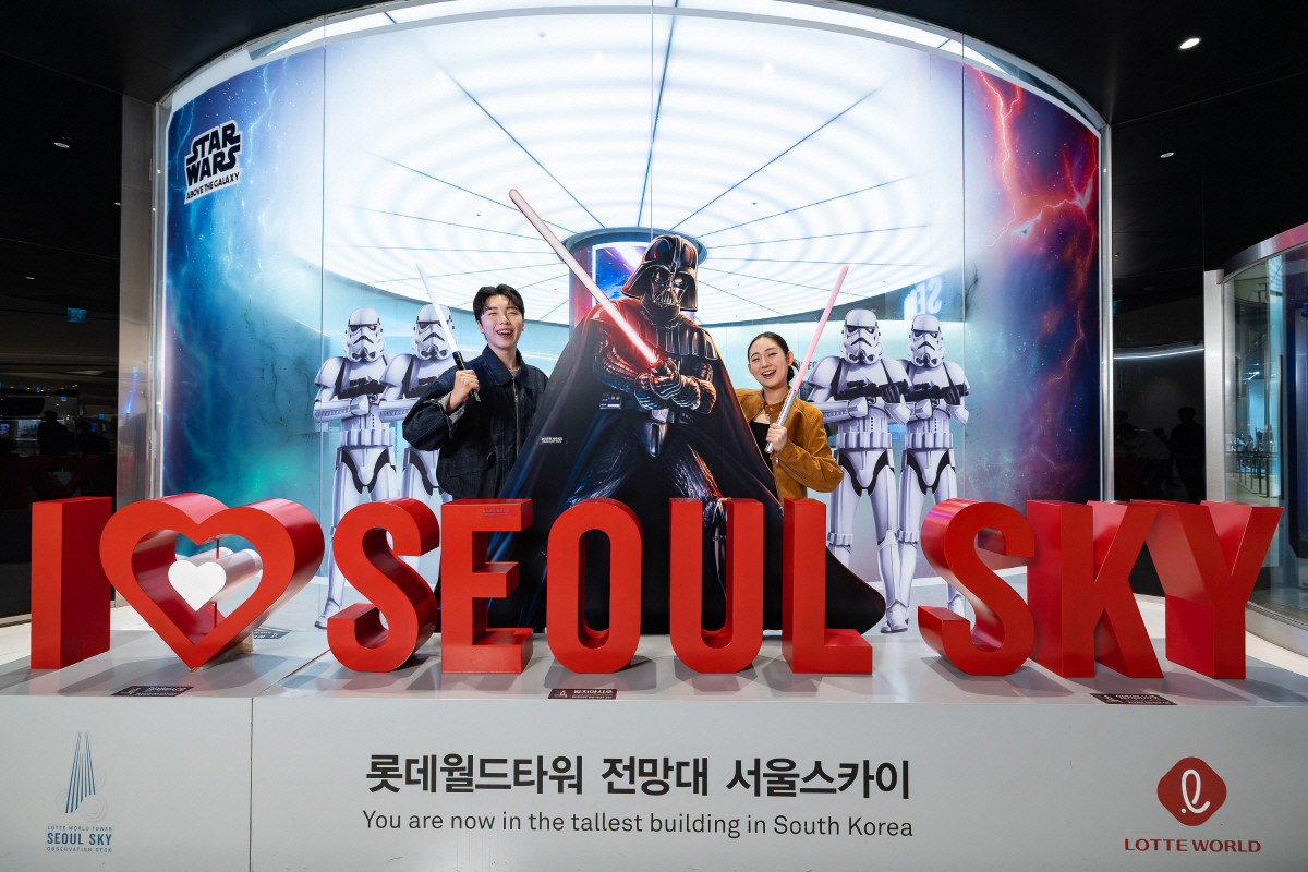 ▲서울 잠실 롯데월드타워 전망대 ‘서울스카이’에 마련된 체험형 공간 ‘스타워즈  어보브 더 갤럭시’에서 모델들이 포즈를 취하고 있다. (사진제공=롯데물산)