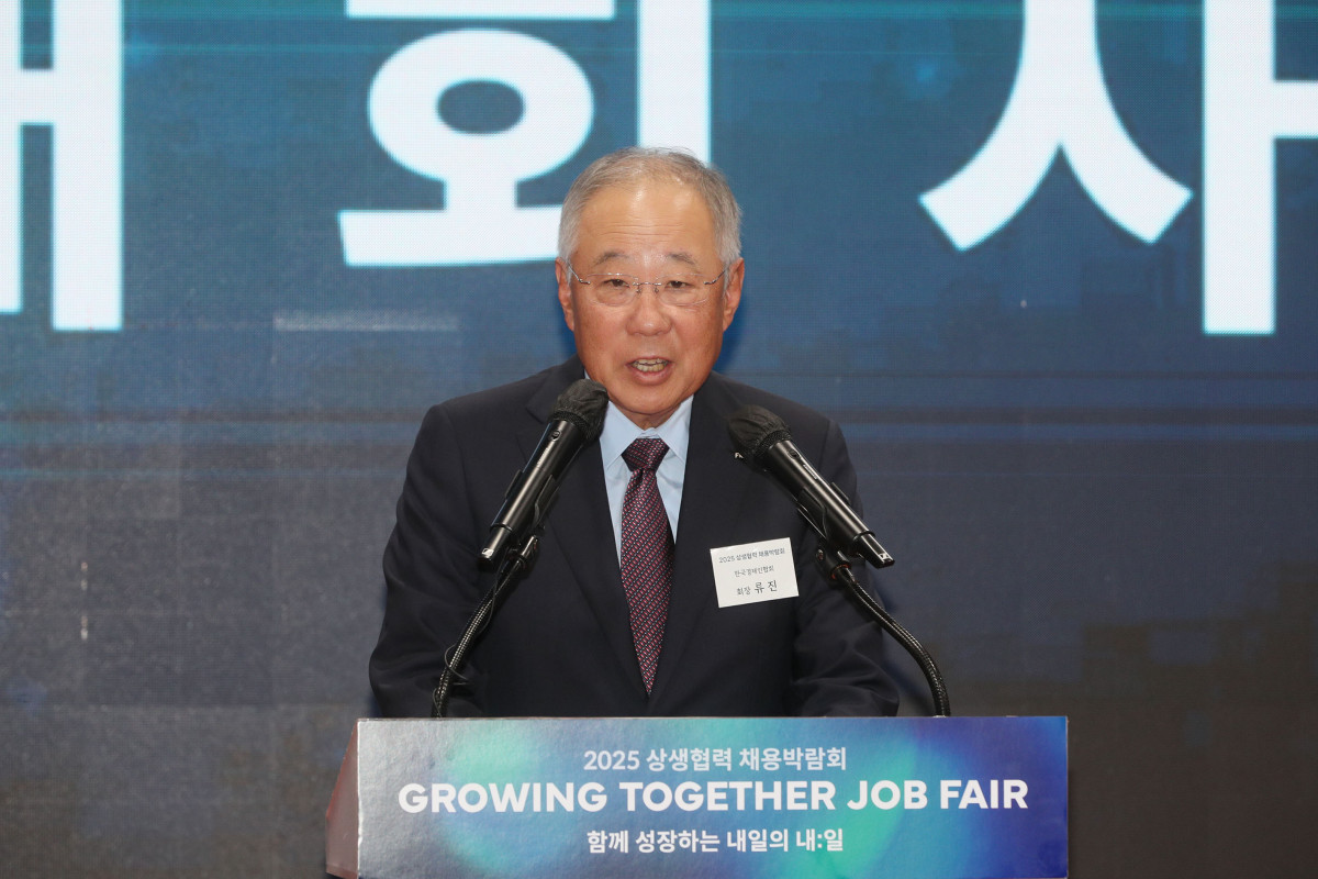 ▲류진 한경협 회장이 2025년 10월 21일 서울 강서구 코엑스마곡 컨벤션센터에서 열린 '2025 상생협력 채용박람회'에 참석해 인사말을 하고 있다. (한경협)