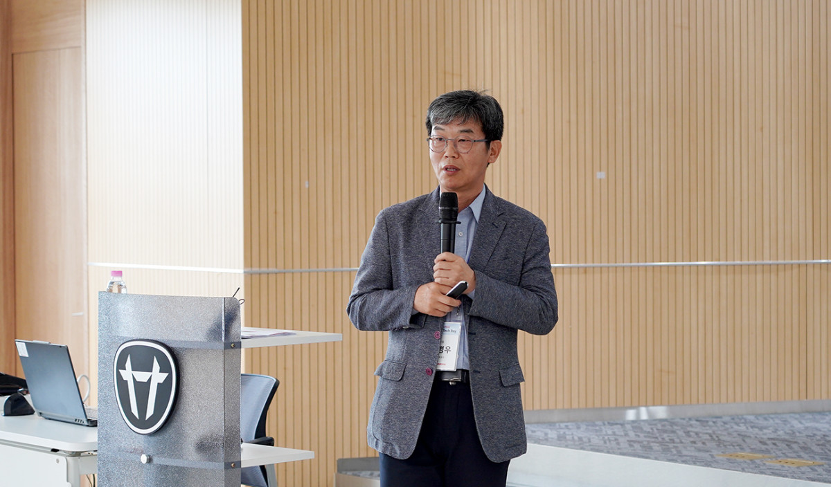 ▲감병우 대동 개발부문장이 28일 대동 창녕캠퍼스에서 AI 농업 전략과 AI 트랙터 고도화 계획을 발표하고 있다. (사진제공=대동)