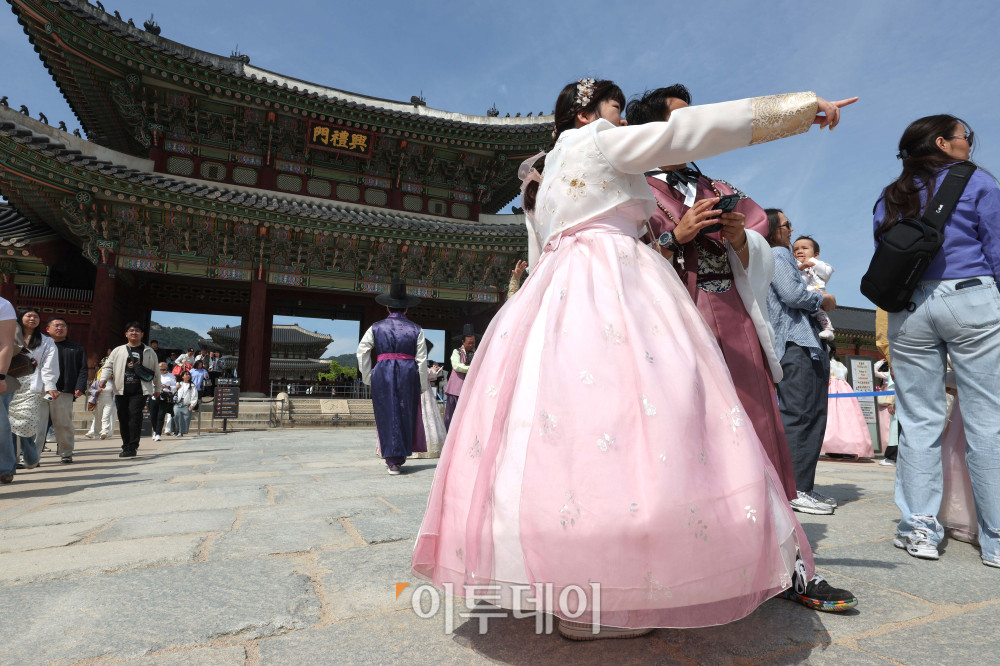 ▲29일 서울 경복궁을 찾은 시민들과 관광객들이 한복을 입고 즐거운 시간을 보내고 있다. 중동 전쟁의 여파로 인한 항공료 부담에 단거리 여행으로 발길을 돌린 중국과 일본 관광객 20만명이 이번 노동절과 골든위크가 겹친 '황금 연휴'에 한국을 찾을 전망이다. 김예연 인턴기자 kimye@