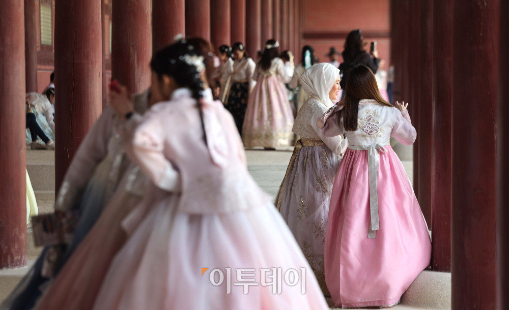 ▲29일 서울 경복궁을 찾은 시민들과 관광객들이 한복을 입고 즐거운 시간을 보내고 있다. 중동 전쟁의 여파로 인한 항공료 부담에 단거리 여행으로 발길을 돌린 중국과 일본 관광객 20만명이 이번 노동절과 골든위크가 겹친 '황금 연휴'에 한국을 찾을 전망이다. 김예연 인턴기자 kimye@