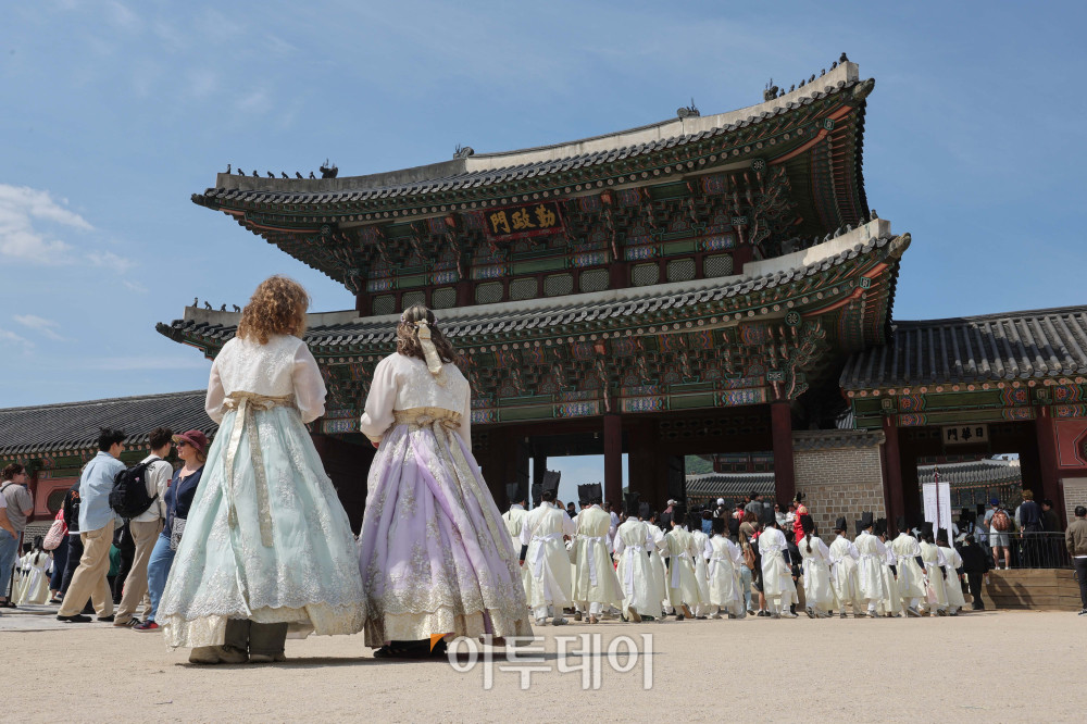 ▲29일 서울 경복궁을 찾은 시민들과 관광객들이 한복을 입고 즐거운 시간을 보내고 있다. 중동 전쟁의 여파로 인한 항공료 부담에 단거리 여행으로 발길을 돌린 중국과 일본 관광객 20만명이 이번 노동절과 골든위크가 겹친 '황금 연휴'에 한국을 찾을 전망이다. 김예연 인턴기자 kimye@
