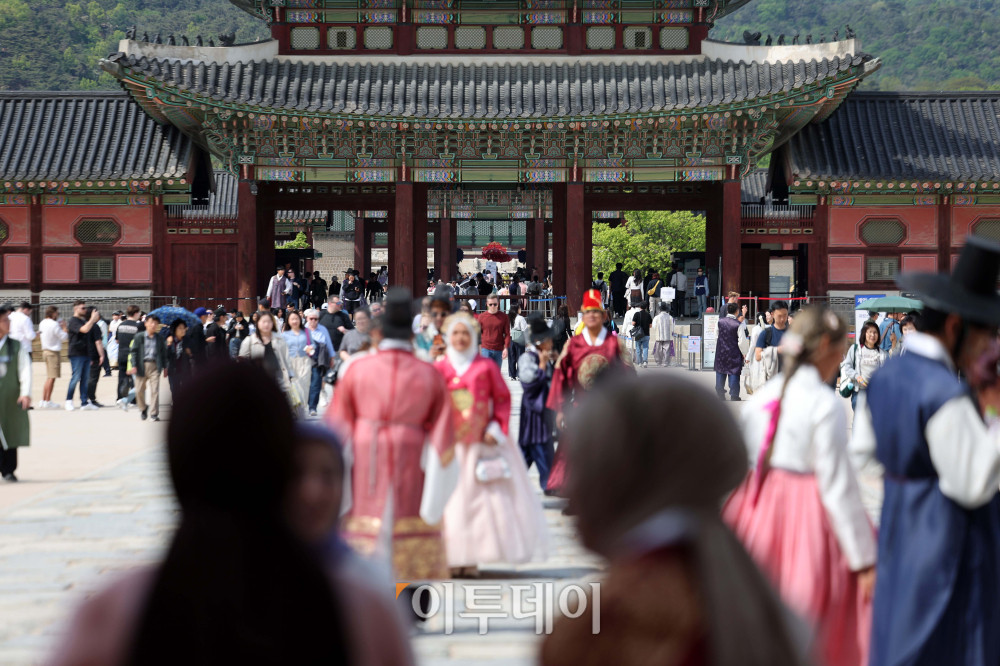 ▲29일 서울 경복궁을 찾은 시민들과 관광객들이 한복을 입고 즐거운 시간을 보내고 있다. 중동 전쟁의 여파로 인한 항공료 부담에 단거리 여행으로 발길을 돌린 중국과 일본 관광객 20만명이 이번 노동절과 골든위크가 겹친 '황금 연휴'에 한국을 찾을 전망이다. 김예연 인턴기자 kimye@