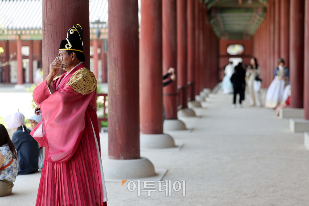 ▲29일 서울 경복궁을 찾은 시민들과 관광객들이 한복을 입고 즐거운 시간을 보내고 있다. 중동 전쟁의 여파로 인한 항공료 부담에 단거리 여행으로 발길을 돌린 중국과 일본 관광객 20만명이 이번 노동절과 골든위크가 겹친 '황금 연휴'에 한국을 찾을 전망이다. 김예연 인턴기자 kimye@