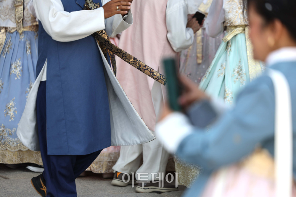 ▲29일 서울 경복궁을 찾은 시민들과 관광객들이 한복을 입고 즐거운 시간을 보내고 있다. 중동 전쟁의 여파로 인한 항공료 부담에 단거리 여행으로 발길을 돌린 중국과 일본 관광객 20만명이 이번 노동절과 골든위크가 겹친 '황금 연휴'에 한국을 찾을 전망이다. 김예연 인턴기자 kimye@