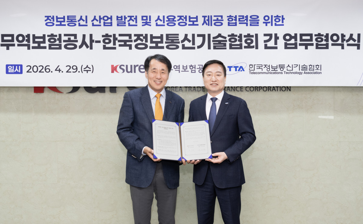 ▲장영진 한국무역보험공사 사장(왼쪽)이 29일 서울 종로구 한국무역보험공사 본사에서 손승현 한국정보통신기술협회 회장(오른쪽)과 업무협약을 체결한 뒤 기념 촬영을 하고 있다. (사진제공=한국무역보험공사)