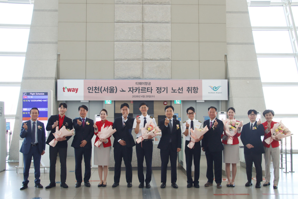 ▲4월 29일(수) 인천국제공항에서 인천국제공항공사 이상용 신사업본부장(우측에서 여섯번째), 티웨이항공 안우진 부대표(좌측에서 다섯번째), 티웨이항공 유근태 종합통제 총괄 임원(좌측에서 세번째), 티웨이항공 황영조 여객지원 담당 임원(우측에서 네번째), 티웨이항공 조병태 인천지점장(좌측에서 첫번째) 및 관계자들이 인천-자카르타 노선 신규 취항식을 진행하고 기념사진을 촬영하고 있다. (사진=티웨이항공)