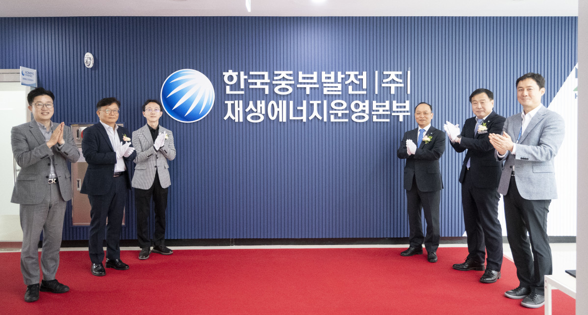 ▲이영조 한국중부발전 사장(오른쪽 세번째)을 비롯한 관계자들이 재생에너지 운영본부 개소를 축하하고 있다. (사진제공=한국중부발전)