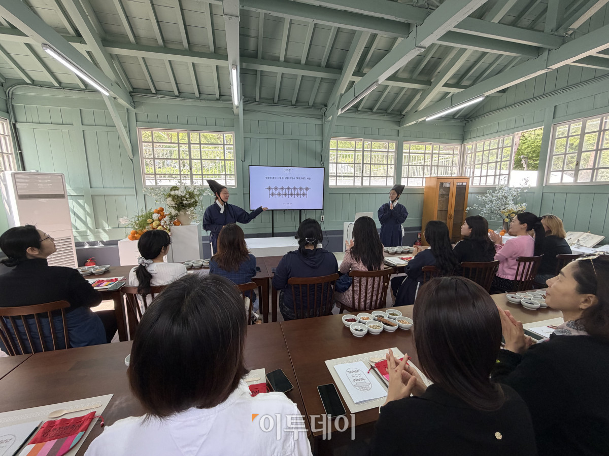 ▲29일 창경궁 대온실에서 '향낭 체험' 중인 관람객들의 모습. (송석주 기자 ssp@)