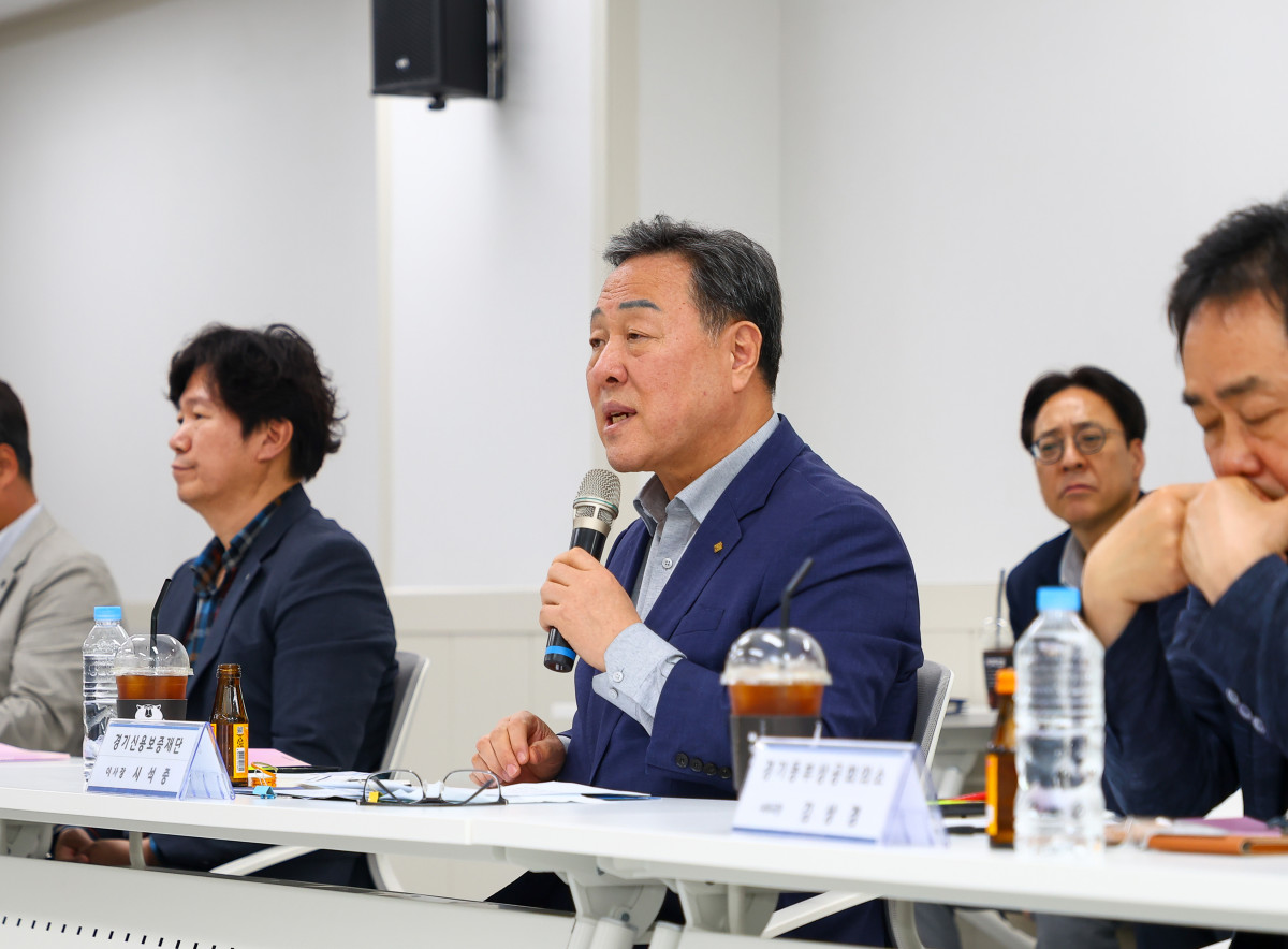 ▲시석중 경기신보 이사장(가운데)이 29일 남양주 현장 간담회에서 지역 중소기업·소상공인 유관단체 관계자들과 정책 개선 방안을 논의하고 있다. 경기신보는 민선 교체기 정책 공백을 차단하기 위해 소상공인 백서 데이터를 기반으로 31개 시·군을 선제 순회한다. (경기신용보증재단)